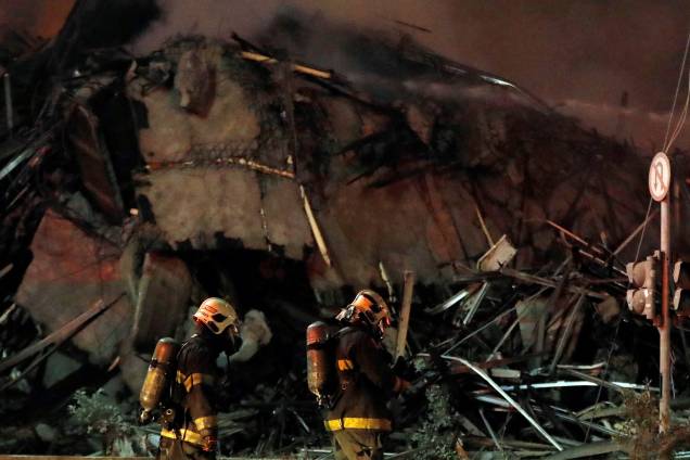 Bombeiros trabalham em meio aos escombros de um edifício no Largo do Paissandu, região central de São Paulo - 01/05/2018