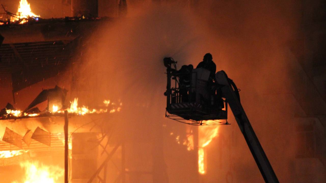 Incêndio provoca desabamento no centro de SP