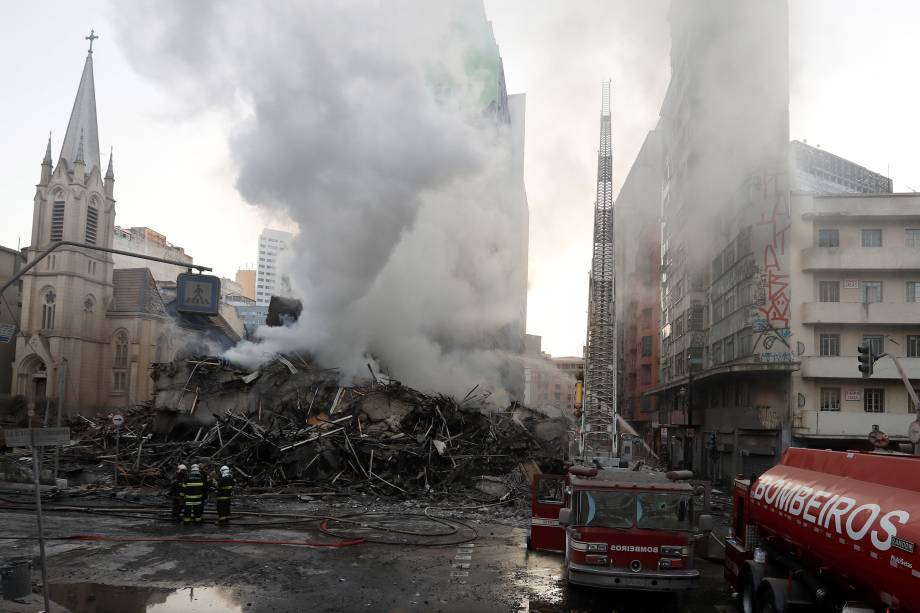 Bombeiros trabalham entre os escombros de um prédio de 26 andares que veio ao chão após incêndio no centro de São Paulo - 01/05/2018
