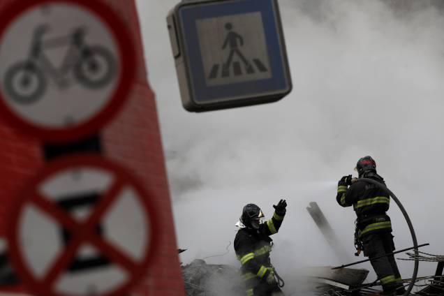 Bombeiros trabalham entre os escombros de um prédio de 26 andares que veio ao chão após incêndio no centro de São Paulo - 01/05/2018