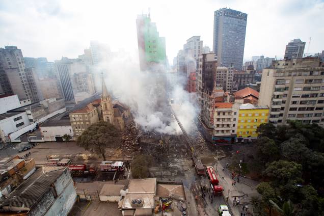 Prédio de 26 andares desabou durante um incêndio de grandes proporções no Largo do Paissandu, no centro de São Paulo. A Igreja Evangélica Luterana, que fica ao lado do prédio em chamas, também pegou fogo e parte da estrutura desabou - 01/05/2018