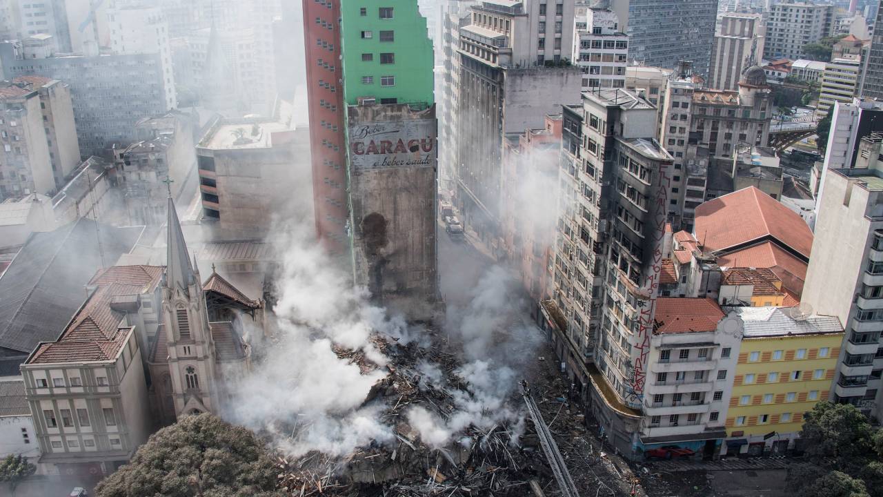 Incêndio provoca desabamento no centro de SP