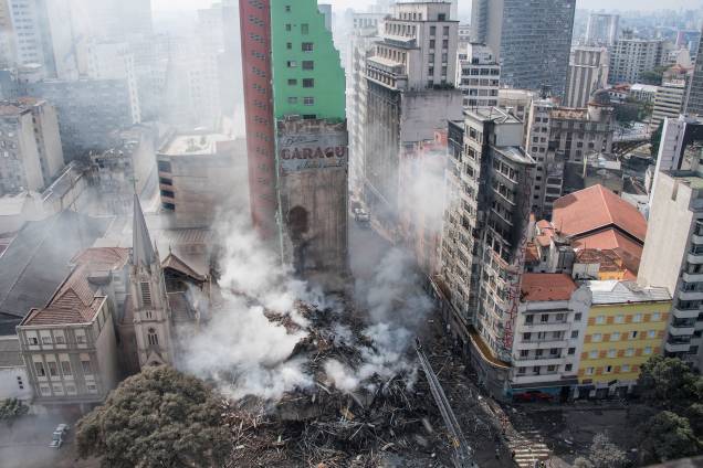Prédio de 26 andares desabou durante um incêndio de grandes proporções no Largo do Paissandu, no centro de São Paulo. A Igreja Evangélica Luterana, que fica ao lado do prédio em chamas, também pegou fogo e parte da estrutura desabou - 01/05/2018