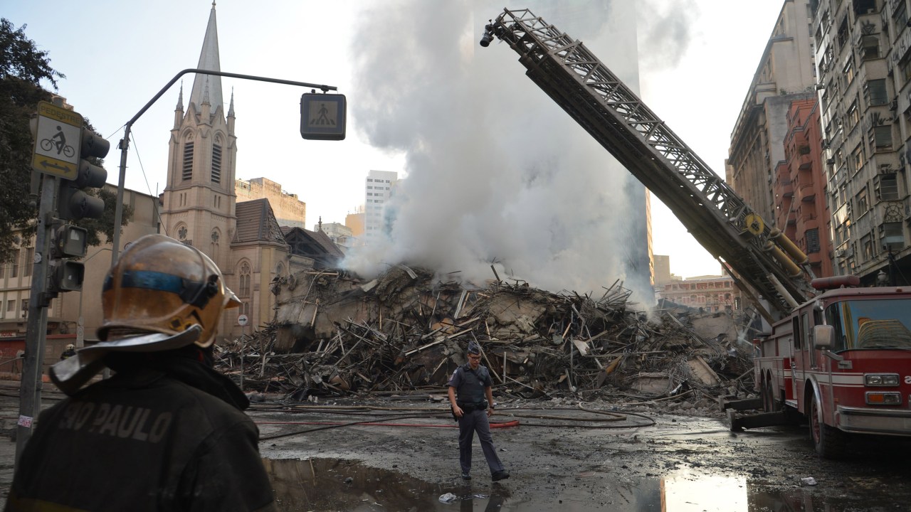 Incêndio provoca desabamento de prédio no centro de SP