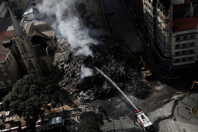 Bombeiros trabalham para extinguir possíveis focos de incêndio no local de desabamento do edifício Wilton Paes de Almeida, no centro de São Paulo - 02/05/2018
