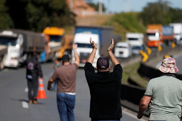 Caminhoneiros bloqueiam a rodovia BR-116, em Curitiba, durante um protesto nacional contra o aumento no preço dos combustíveis - 21/05/2018