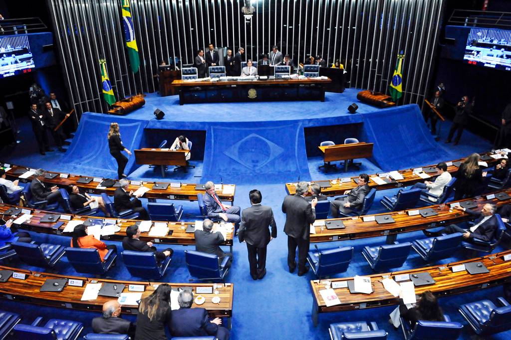 O presidente do Senado, senador Eunício Oliveira (MDB-CE) conduz sessão em Brasília (DF) - 29/05/2018