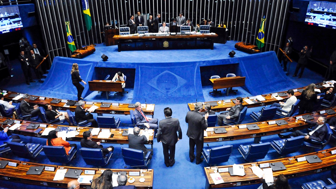 O presidente do Senado, senador Eunício Oliveira (MDB-CE) conduz sessão em Brasília (DF) - 29/05/2018