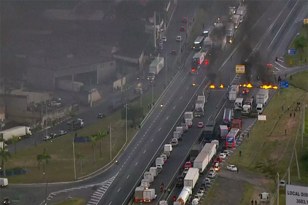 Caminhoneiros bloqueiam a rodovia BR-116, em São Paulo, durante um protesto nacional contra o aumento no preço dos combustíveis - 21/05/2018