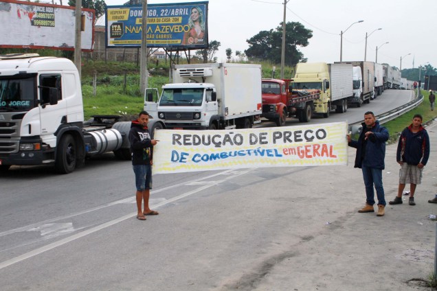 Caminhoneiros autônomos realizam o terceiro dia de protesto na BR 101, na altura do Trevo de Manilha, sentido Rio de Janeiro (RJ). Os motoristas organizam a paralisação contra o aumento do preço do combustível - 23/05/2018