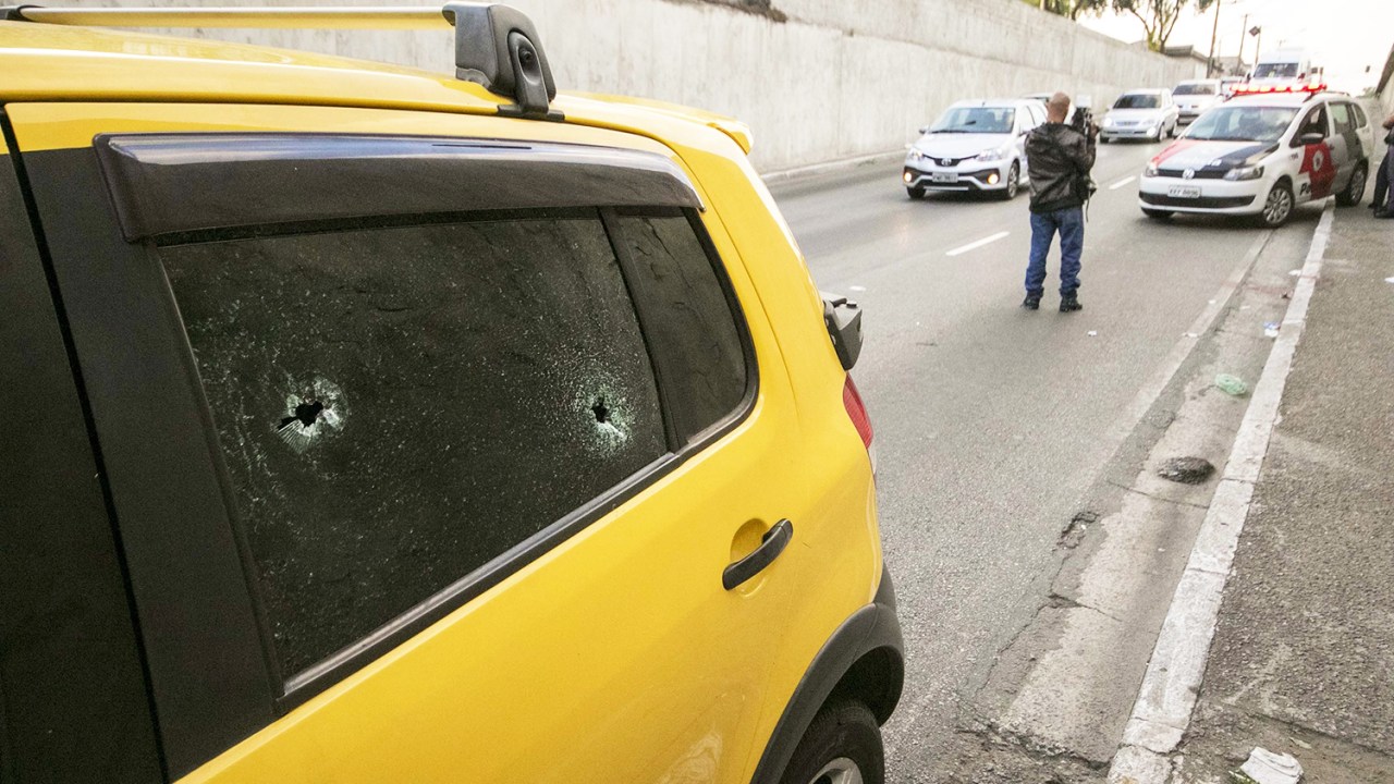 Tentativa de assalto na Avenida do Estado, em São Paulo. Dentro do carro estavam uma família de policiais que reagiram ao assalto baleando um dos criminosos - 14/05/2018