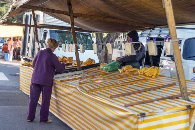 Movimentação em feira livre em meio à crise do desabastecimento de alimentos. Movimentação em feira livre em meio à crise do desabastecimento de alimentos.