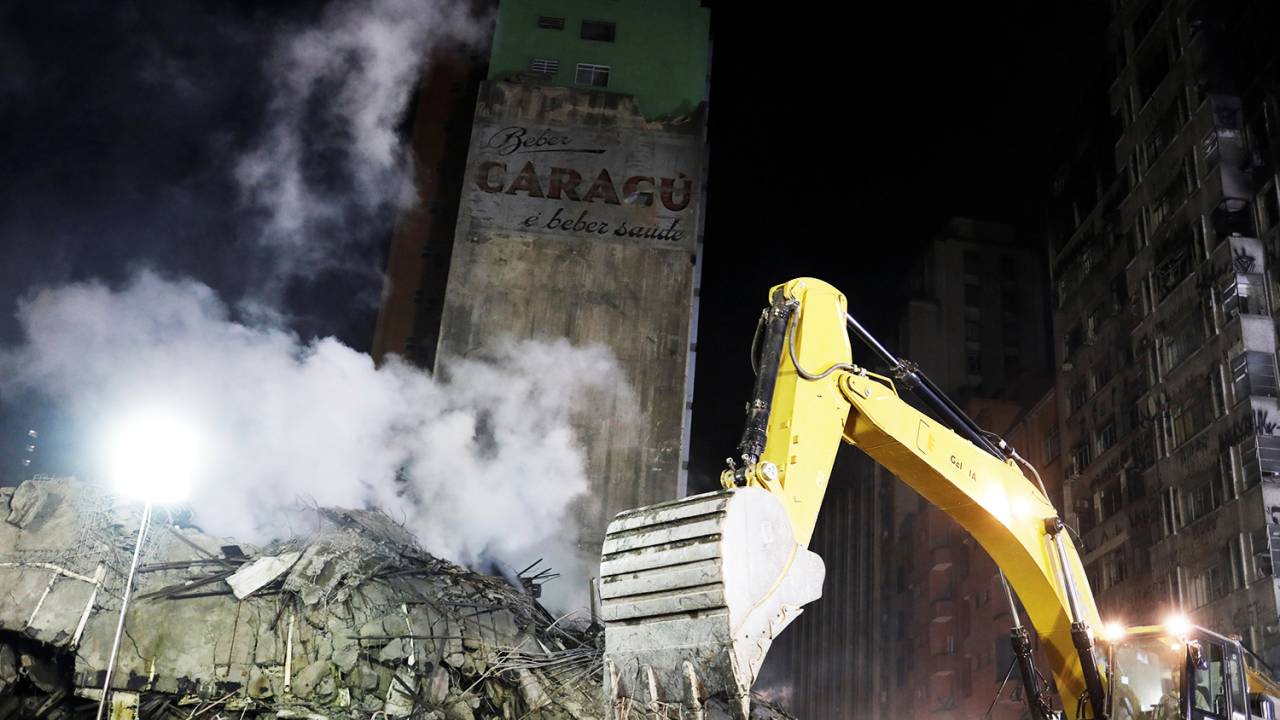 Escavadeira remove escombros de prédio do Largo do Paissandu, na região central de São Paulo (SP) - 02/05/2018