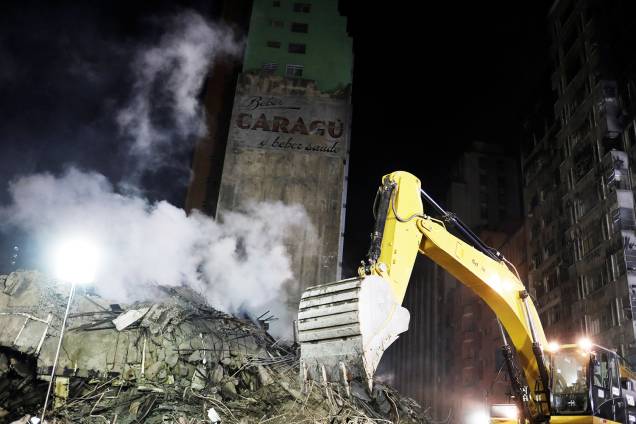 Escavadeira remove escombros de prédio do Largo do Paissandu, na região central de São Paulo (SP) - 02/05/2018