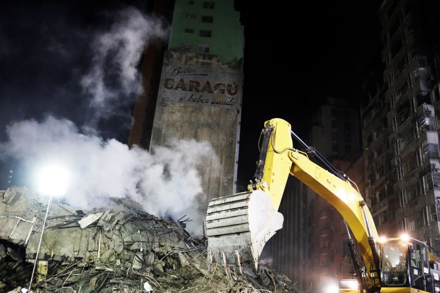 Escavadeira remove escombros de prédio do Largo do Paissandu, na região central de São Paulo (SP) - 02/05/2018