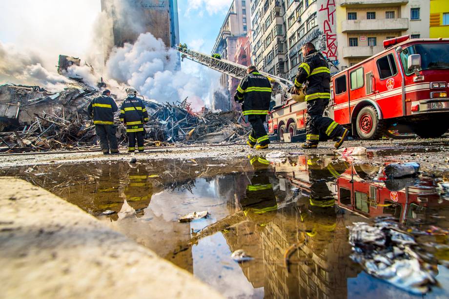 Bombeiros trabalham no combate ao incêndio que atingiu o edifício Wilton Paes de Almeida, no Largo do Paissandu, região central de São Paulo (SP) - 01/05/2018