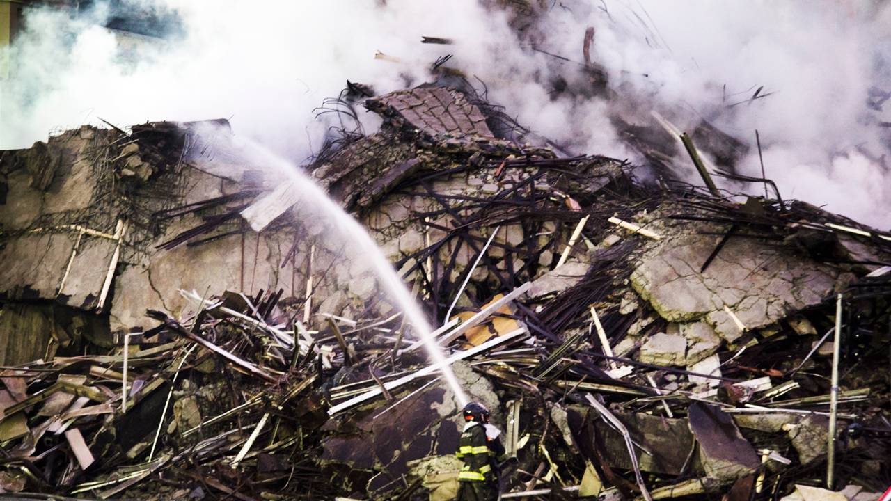 Bombeiros trabalham no combate ao incêndio que atingiu o edifício Wilton Paes de Almeida, no Largo do Paissandu, região central de São Paulo (SP) - 02/05/2018