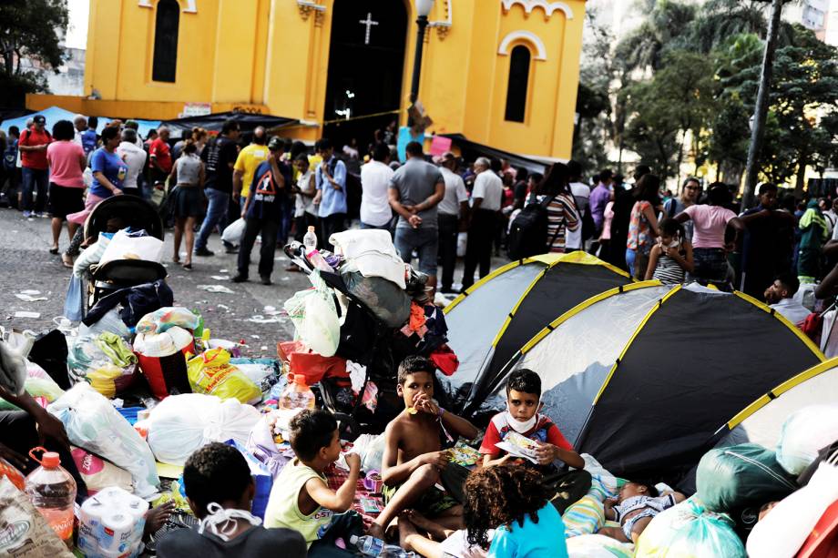 Famílias sem-teto que moravam no edifício Wilton Paes de Almeida recebem alimento de voluntários, no Largo do Paissandu, região central de São Paulo (SP) - 02/05/2018