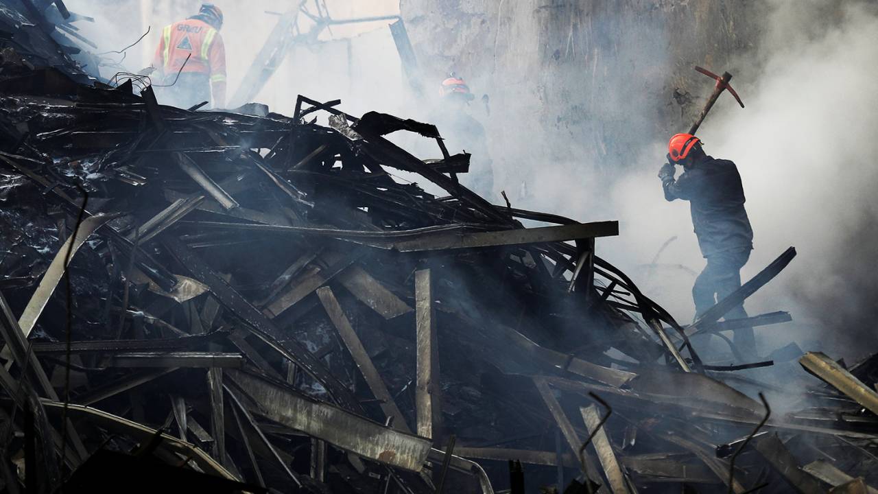 incêndio no Largo do Paissandu- Bombeiros combatem incêndio no Largo do Paissandu, região central de São Paulo (SP) - 02/05/2018
