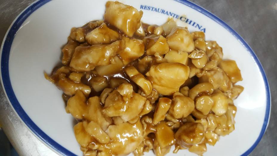 Frango a Xadrez com Broto de bambu e Champion: Opção de prato principal no jantar