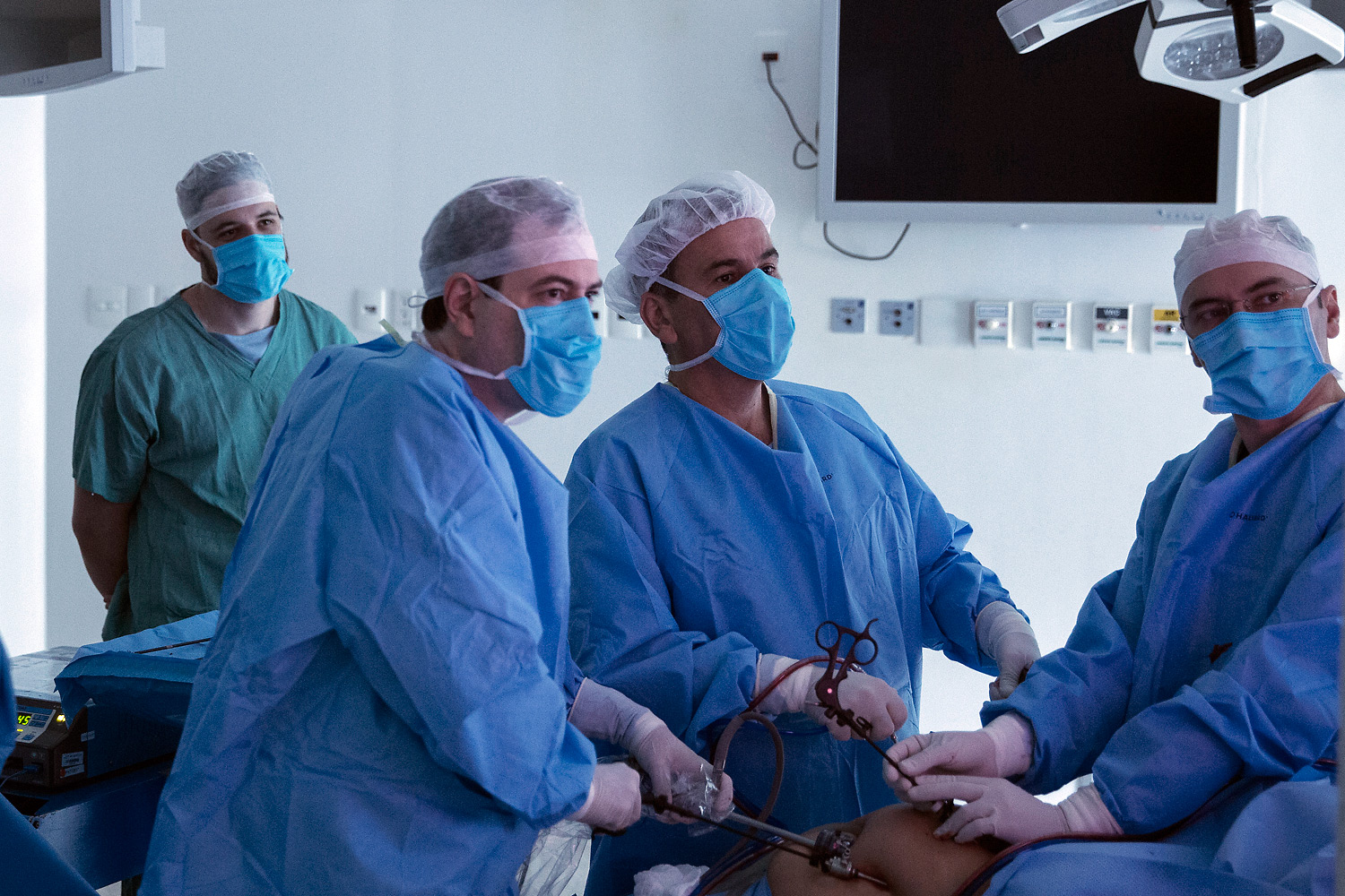 Equipe do cirurgião Ricardo Cohen durante cirurgia metabólica no Hospital Alemão Oswaldo Cruz