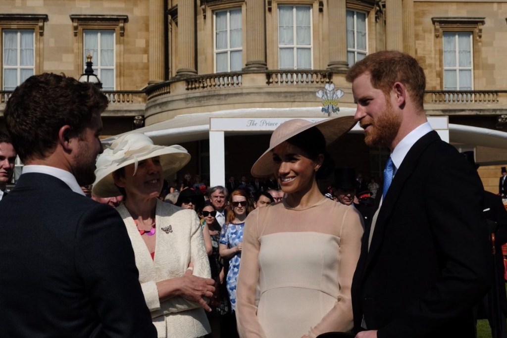 Príncipe Harry e Meghan Markle participam do primeiro evento como casados
