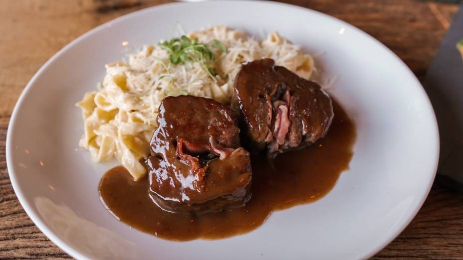 Almoço: Saltimboca de filé alla tagliatelle affumicato  na etapa principal