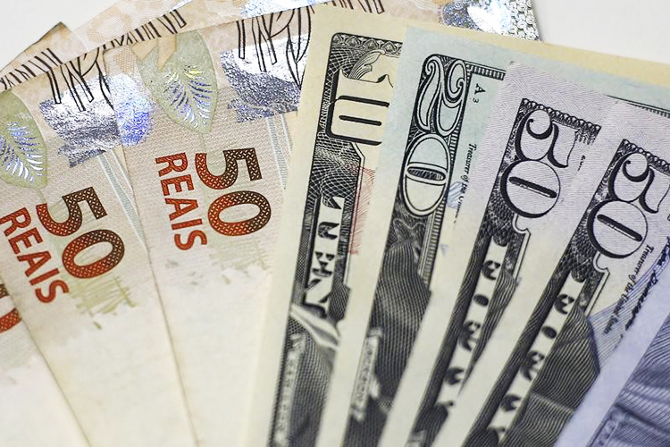 Notas de dólar e real em foto ilustrativa - 10/09/2015