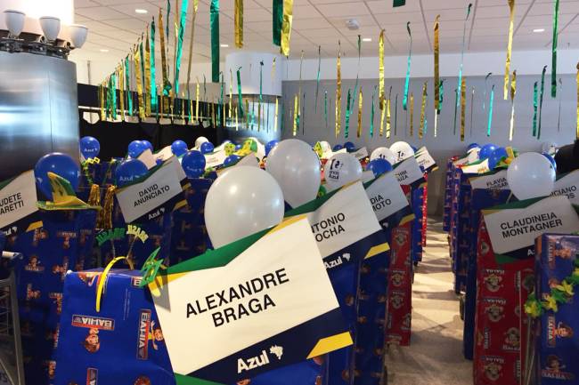 Passageiros de voo da Azul ganham TVs das Casas Bahia