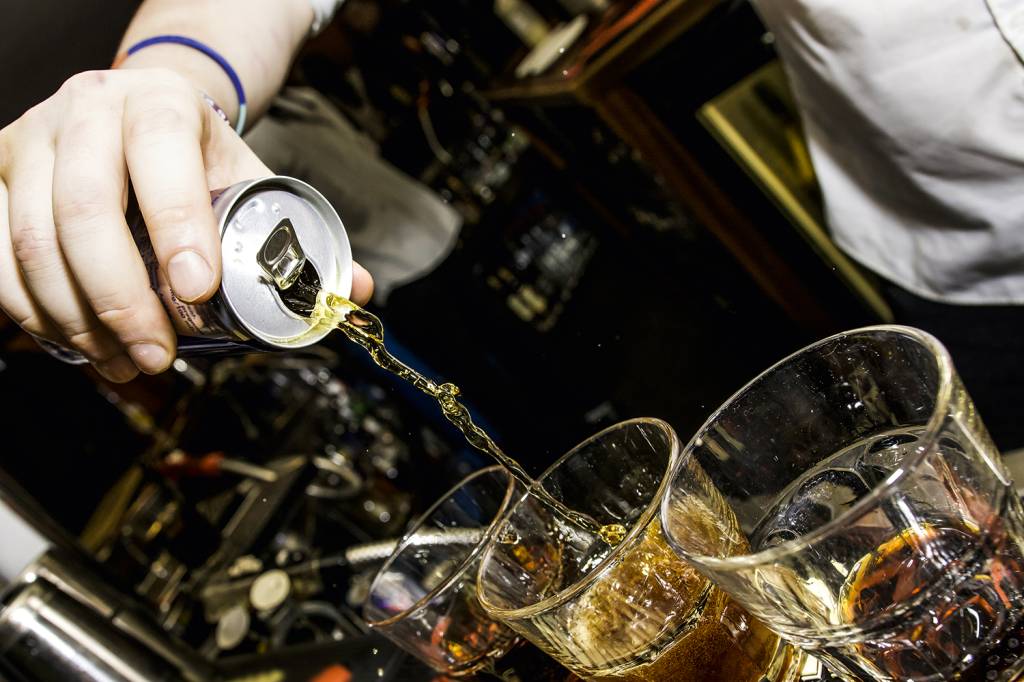 Energéticos e jovens: estudo mostra os efeitos nocivos