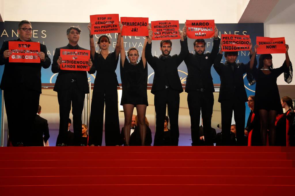 Elenco e produção do filme 'Chuva e Cantoria na Aldeia dos Mortos' levantam cartazes em protesto ao genocídio indígena e pela demarcação de terras no Tapete Vermelho do 71º Festival de Cannes, na França - 16/05/2018