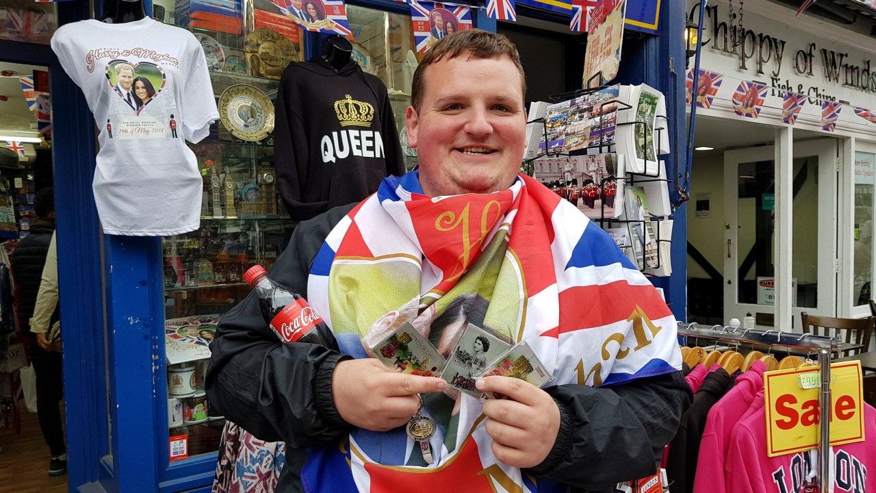 O britânico Patrick O'Neill se esbalda nas lojas comprando souvenirs do casamento do príncipe Harry e Meghan Markle