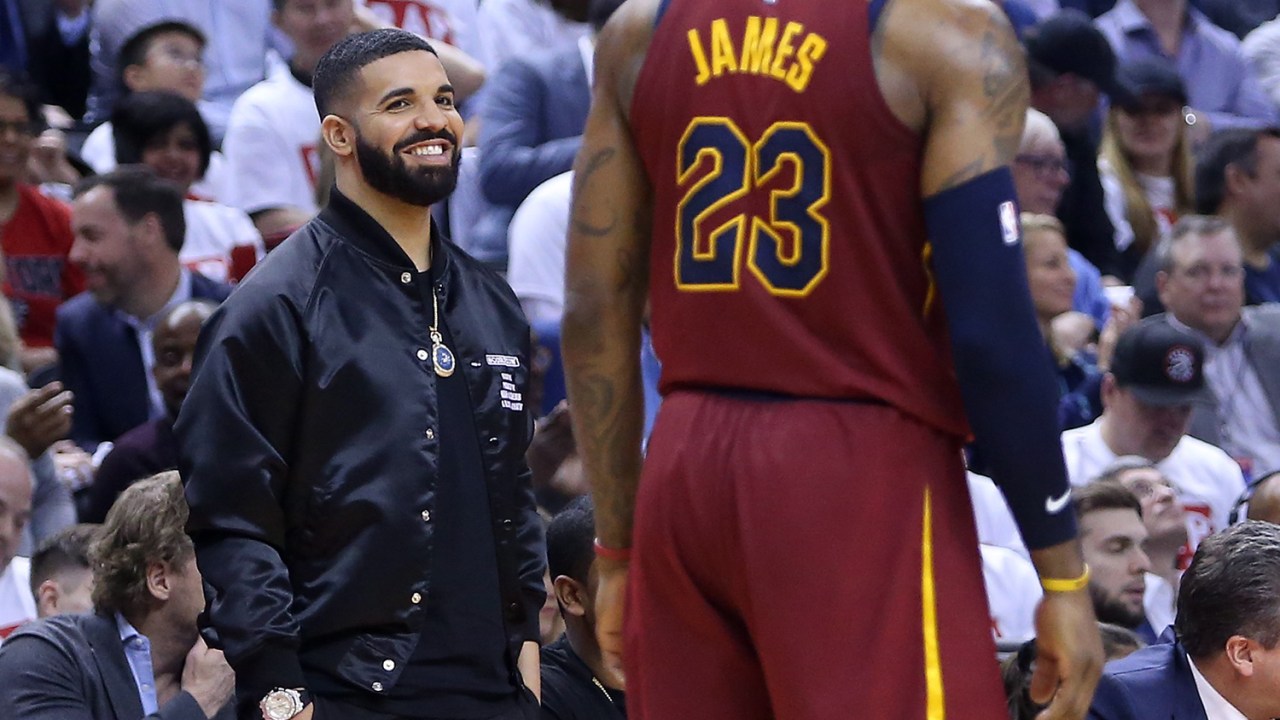 Drake durante jogo da NBA