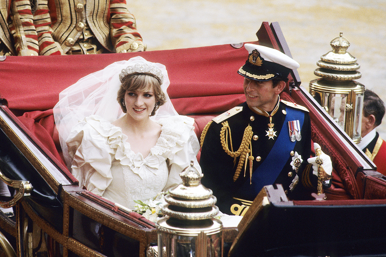 A princesa Diana e o príncipe Charles andam em carruagem após cerimônia na Catedral de São Paulo, em Londres - 29/07/1981