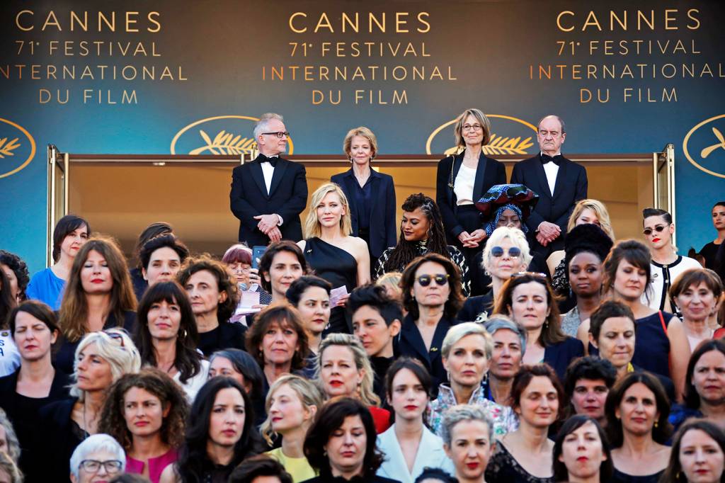 Cate Blanchett, Marion Cotillard, Salma Hayek e dezenas de outras mulheres do mundo do cinema exigiram igualdade salarial no tapete vermelho de Cannes, em uma iniciativa histórica no maior festival de cinema do mundo - 12/05/2018