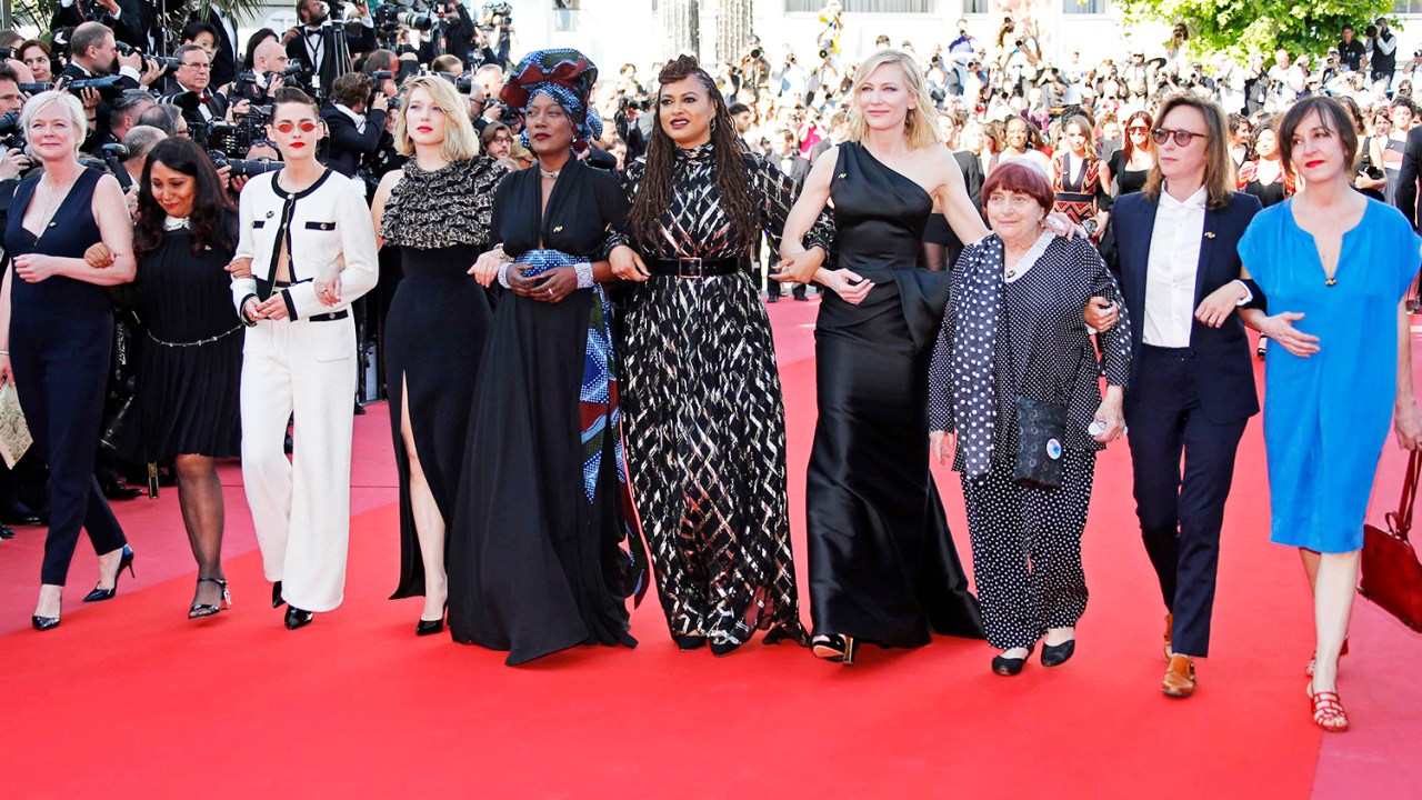 Cate Blanchett, Marion Cotillard, Salma Hayek e dezenas de outras mulheres do mundo do cinema exigiram igualdade salarial no tapete vermelho de Cannes, em uma iniciativa histórica no maior festival de cinema do mundo - 12/05/2018