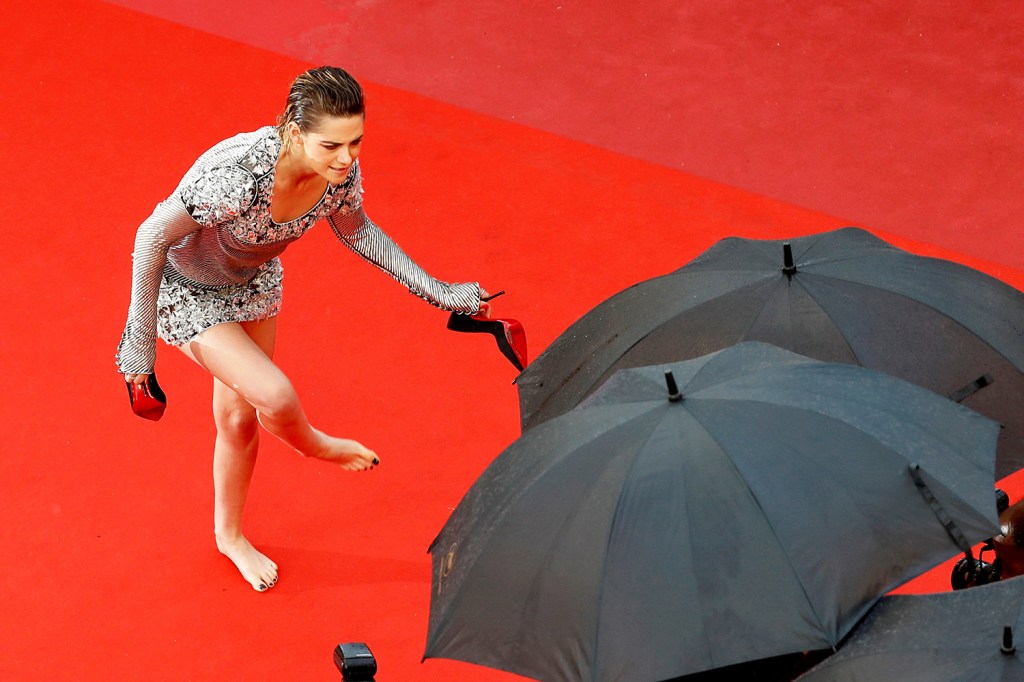 A atriz Kristen Stewart caminha descalça no tapete vermelho do Festival de Cannes, na França - 14/05/2018