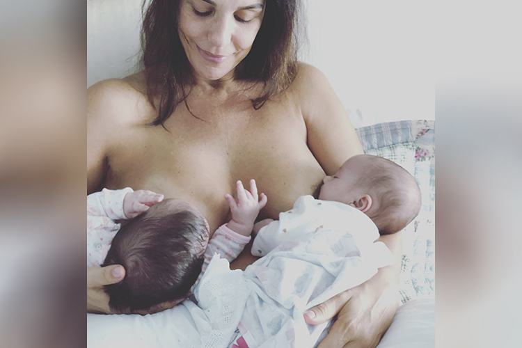 A cantora Ivete Sangalo postou foto nas redes sociais amamentando as filhas gêmeas Marina e Helena