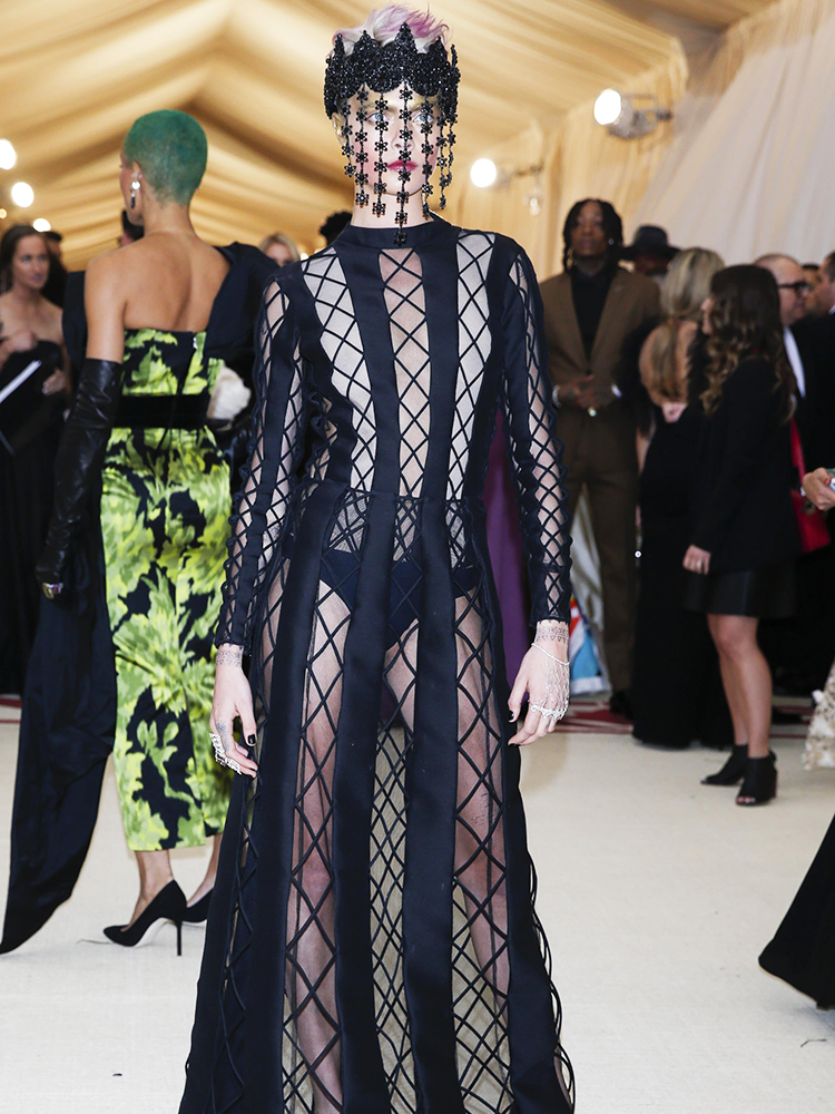 A modelo Cara Delevingne posa para foto no Museu Metropolitano de Nova York, durante o MET Gala - 07/05/2018