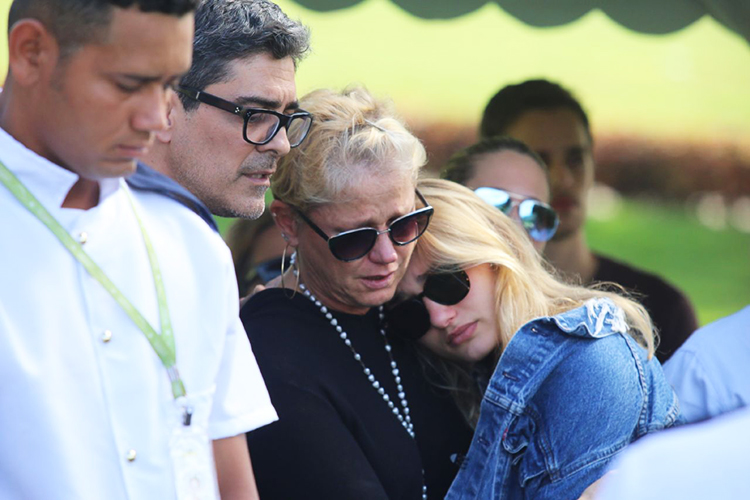 Junno Andrade, Xuxa e Sasha no enterro de Alda Meneghel, mãe da apresentadora, no Cemitério Jardim da Saudade de Paciência, zona oeste do Rio de Janeiro (RJ) - 09/05/2018