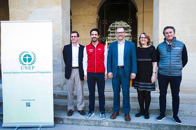 O piloto brasileiro da Fórmula E, Lucas Di Grassi (2º da esq.p/dir) é o novo embaixador da ONU para o meio ambiente