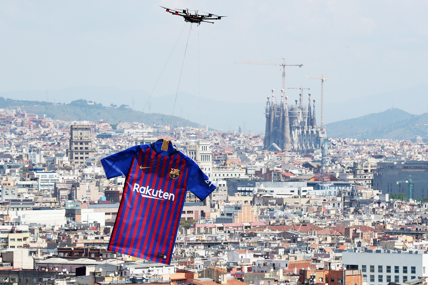 Barcelona apresenta novo uniforme com camisa gigante 'voando' sobre a cidade - 19/05/2018