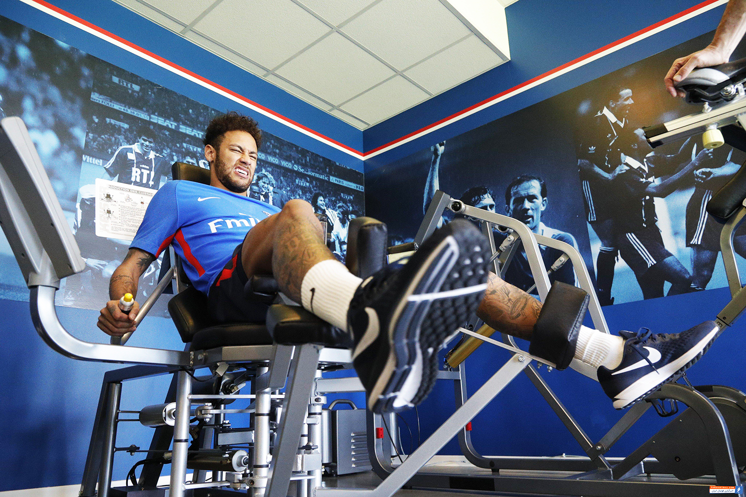 Neymar se recupera de cirurgia no quinto metatarso do pé direito