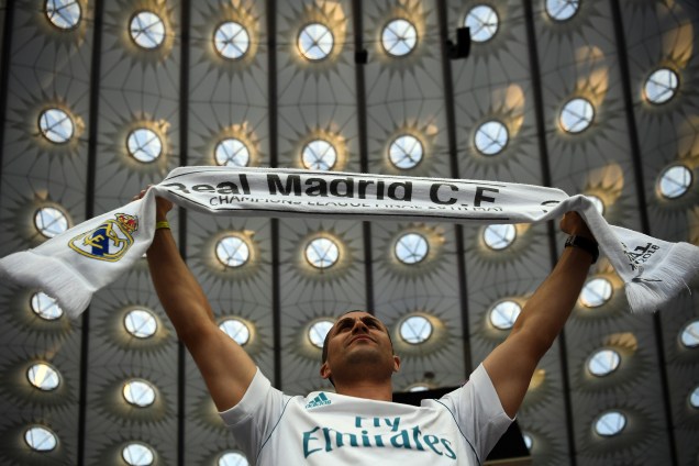 Torcedor do Real Madrid segura um cachecol com o símbolo do clube antes da final da Liga dos Campeões contra o Liverpool no Estádio Olímpico de Kiev, na Ucrânia - 26/05/2018
