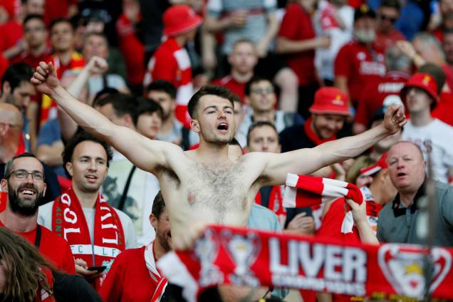 Torcedores do Liverpool cantam nas arquibancadas do Estádio Olímpico de Kiev antes da final da Liga dos Campeões contra o Real Madrid - 26/05/2018 Torcedores do Liverpool cantam nas arquibancadas do Estádio Olímpico de Kiev antes da final da Liga dos Campeões contra o Real Madrid - 26/05/2018