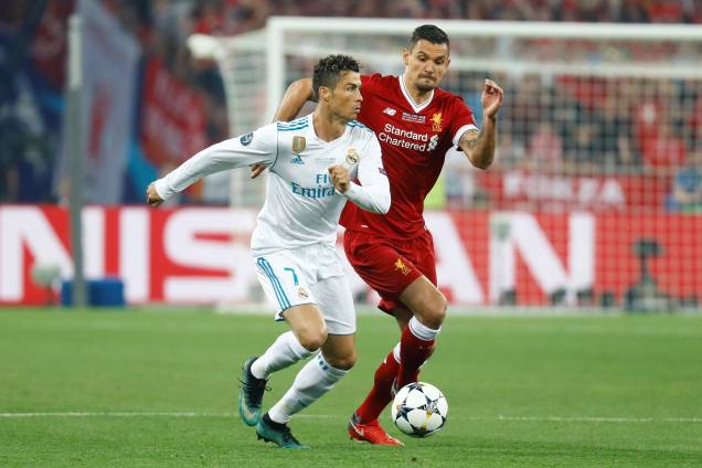 Cristiano Ronaldo do Real Madrid em ação contra o zagueiro Dejan Lovren do Liverpool - 26/05/2018 Cristiano Ronaldo do Real Madrid em ação contra o zagueiro Dejan Lovren do Liverpool - 26/05/2018