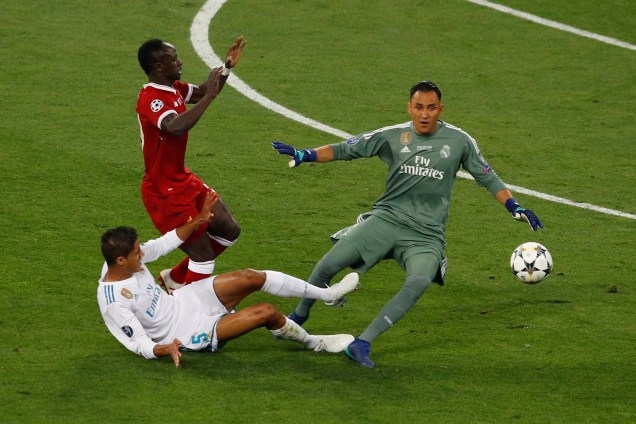 O atacante Sadio Mane do Liverpool é bloqueado pelo goleiro Keylor Navas e o zagueiro Raphael Varane do Real Madrid - 26/05/2018