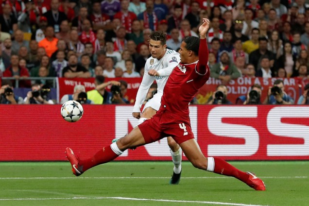 O atacante Cristiano Ronaldo do Real Madrid passa pela marcação do zagueiro holandês Van Dijk do Liverpool para chutar - 26/05/2018