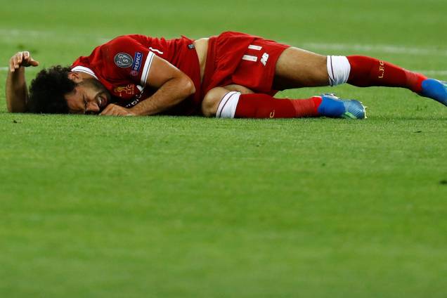 O atacante egípcio Mohamed Salah, do Liverpool, machuca o ombro em disputa com o zagueiro Sergio Ramos, do Real Madrid - 26/05/2018 O atacante egípcio Mohamed Salah, do Liverpool, machuca o ombro em disputa com o zagueiro Sergio Ramos, do Real Madrid - 26/05/2018