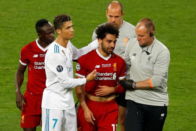O atacante egípcio Mohamed Salah, do Liverpool, sai de campo chorando após sofrer lesão em em disputa com o zagueiro Sergio Ramos, do Real Madrid - 26/05/2018 O atacante egípcio Mohamed Salah, do Liverpool, sai de campo chorando após sofrer lesão em em disputa com o zagueiro Sergio Ramos, do Real Madrid - 26/05/2018